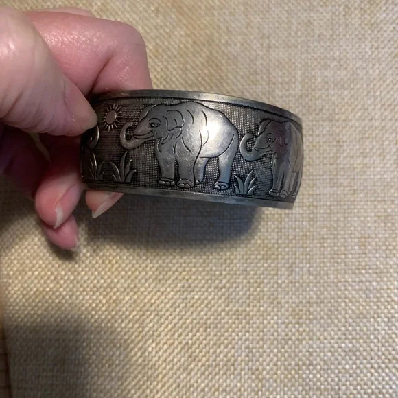 Silver plated elephant cuff bracelet, vintage. - Picture 8 of 11